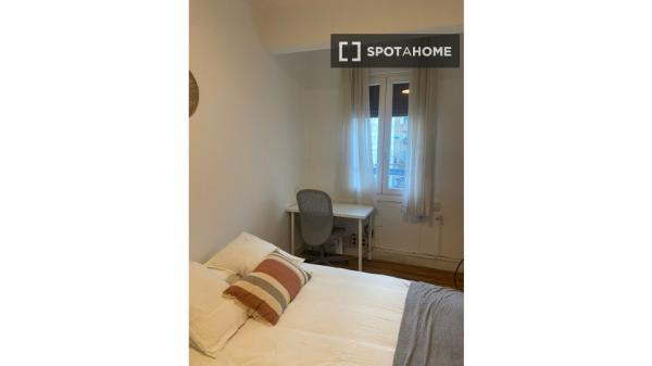 Rooms for rent in 4-bedroom apartment in Bilbao