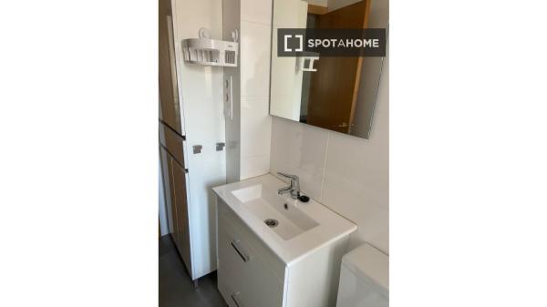 Chambres à louer dans un appartement de 4 chambres à Bilbao