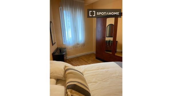 Rooms for rent in 4-bedroom apartment in Bilbao