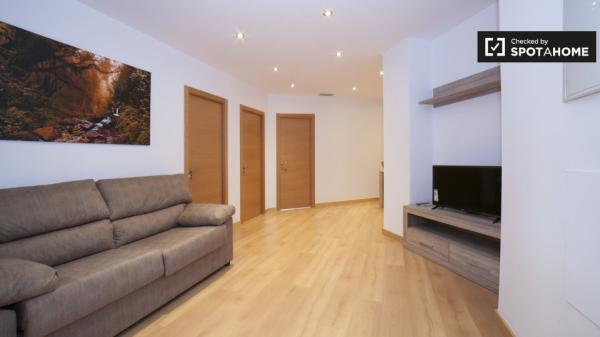 Luminous room for rent in 3-bedroom apartment in Prado