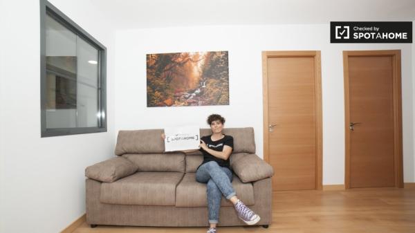 Quarto luminoso para alugar em apartamento de 3 quartos no Prado