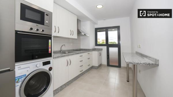 Luminous room for rent in 3-bedroom apartment in Prado