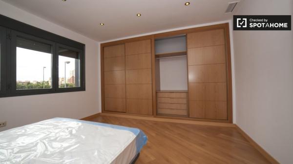 Luminous room for rent in 3-bedroom apartment in Prado