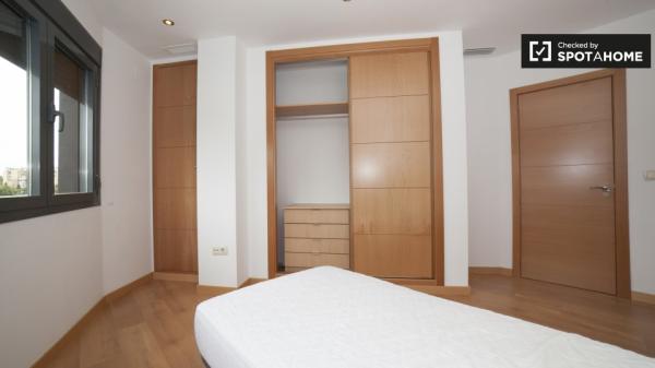 Quarto luminoso para alugar em apartamento de 3 quartos no Prado