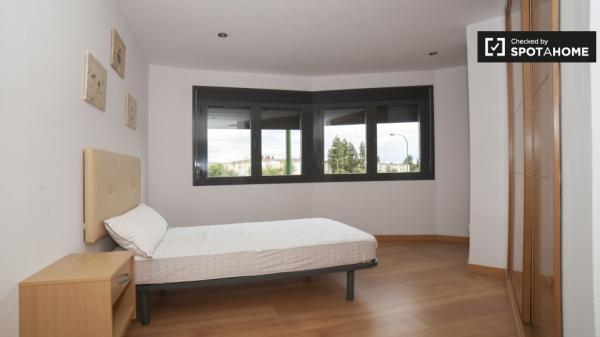 Luminous room for rent in 3-bedroom apartment in Prado