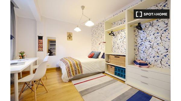 Room for rent in 4-bedroom apartment in Santutxu, Bilbao