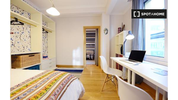 Room for rent in 4-bedroom apartment in Santutxu, Bilbao