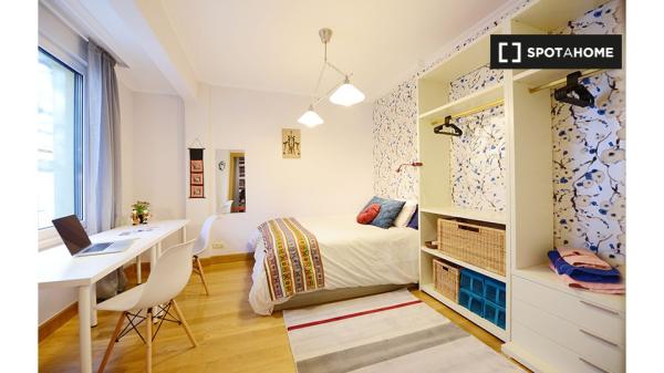 Room for rent in 4-bedroom apartment in Santutxu, Bilbao