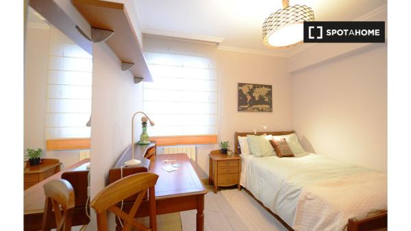 Room for rent in 4-bedroom apartment in Santutxu, Bilbao