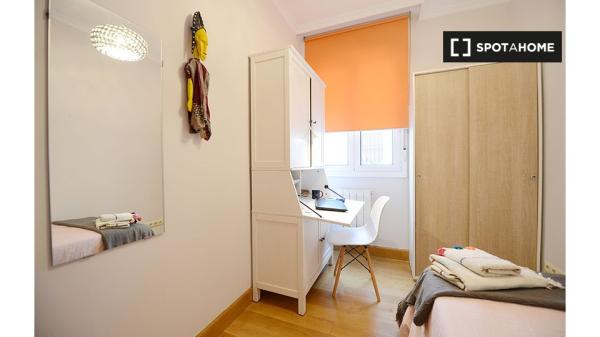 Room for rent in 4-bedroom apartment in Santutxu, Bilbao