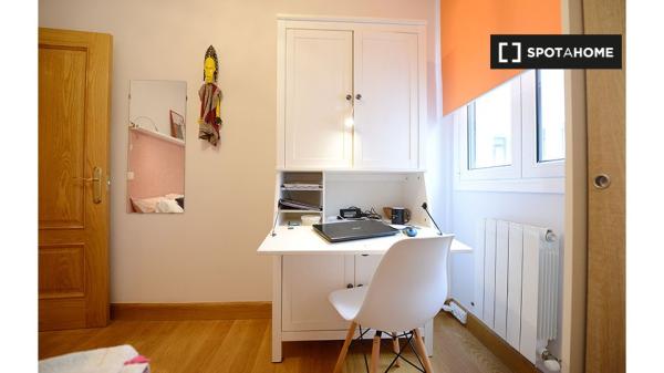 Room for rent in 4-bedroom apartment in Santutxu, Bilbao