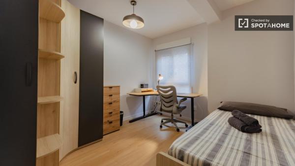 Apartamento de 4 dormitorios en alquiler en Patraix, Valencia.