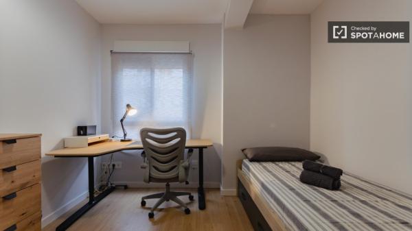 Apartamento de 4 dormitorios en alquiler en Patraix, Valencia.