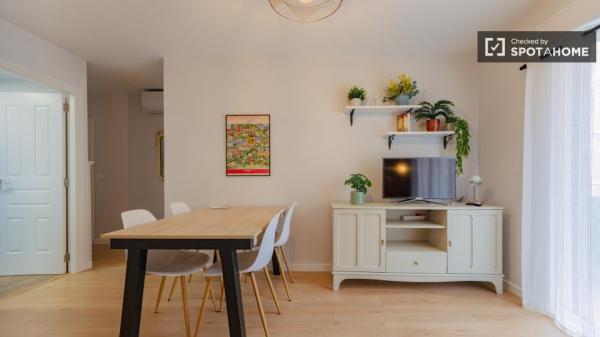 Apartamento de 4 dormitorios en alquiler en Patraix, Valencia.