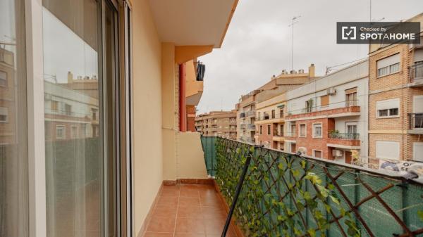 Apartamento de 4 dormitorios en alquiler en Patraix, Valencia.