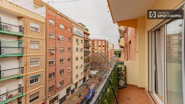 Apartamento de 4 dormitorios en alquiler en Patraix, Valencia.