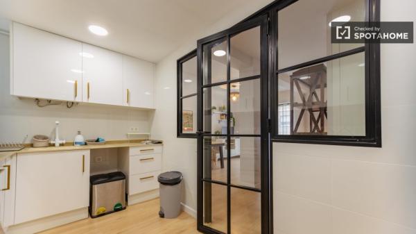 Apartamento de 4 dormitorios en alquiler en Patraix, Valencia.