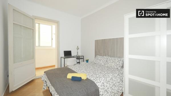 Chambre élégante à louer dans un appartement de 5 chambres à Barcelone