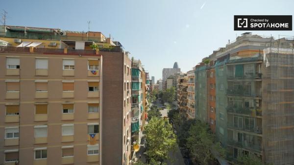 Chambre élégante à louer dans un appartement de 5 chambres à Barcelone