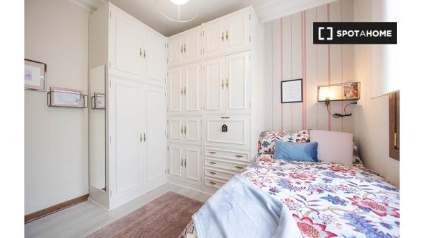 Se alquila habitación en apartamento de 5 dormitorios en Casco Viejo, Bilbao