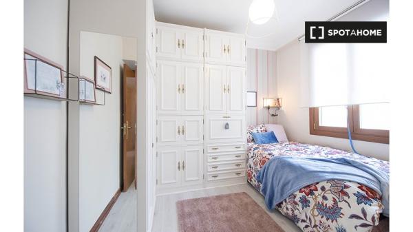 Room for rent in 5-bedroom apartment in Casco Viejo, Bilbao