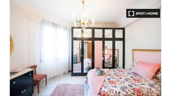 Chambre à louer dans un appartement de 5 chambres à Casco Viejo, Bilbao