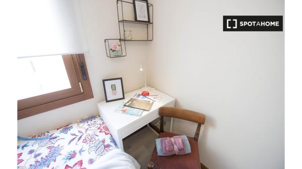 Room for rent in 5-bedroom apartment in Casco Viejo, Bilbao