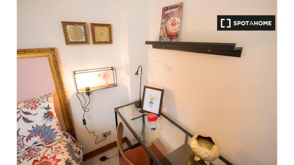 Se alquila habitación en apartamento de 5 dormitorios en Casco Viejo, Bilbao