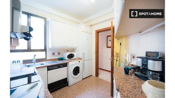 Room for rent in 5-bedroom apartment in Casco Viejo, Bilbao