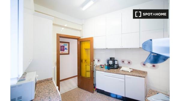 Room for rent in 5-bedroom apartment in Casco Viejo, Bilbao