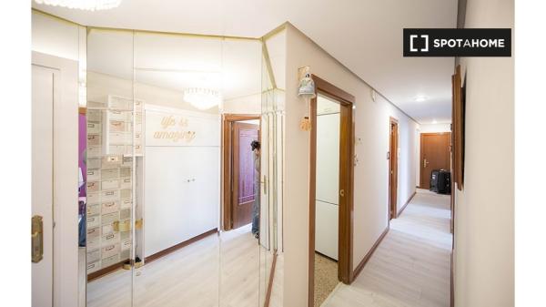 Room for rent in 5-bedroom apartment in Casco Viejo, Bilbao