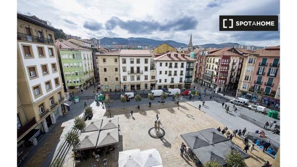 Chambre à louer dans un appartement de 5 chambres à Casco Viejo, Bilbao