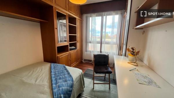 Private room in 5-bedroom apartment in Begoña, Bilbao