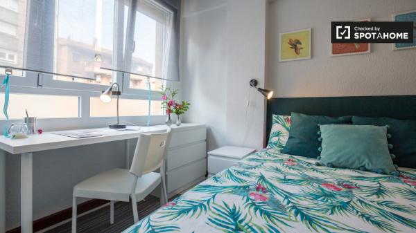 Chambre ensoleillée dans un appartement de 3 chambres à Uribarri, Bilbao