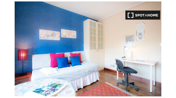 Chambre privée dans un appartement de 5 chambres à Begoña, Bilbao