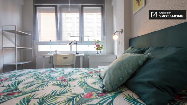 Habitación soleada en apartamento de 3 dormitorios en Uribarri, Bilbao