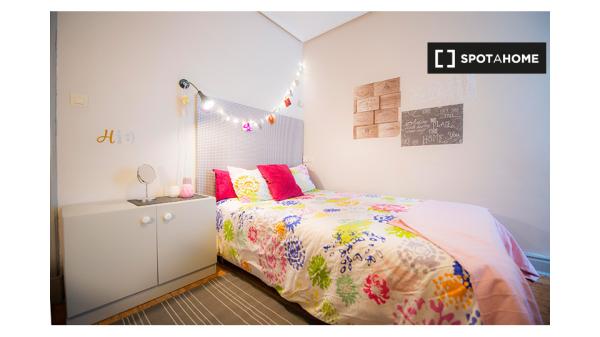 Chambre spacieuse dans un appartement partagé à Casco Viejo, Bilbao