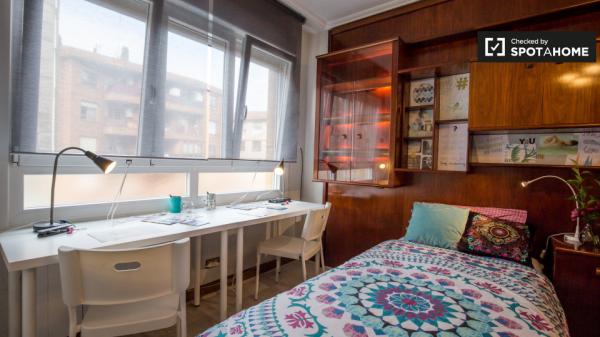 Chambre ensoleillée dans un appartement de 3 chambres à Uribarri, Bilbao