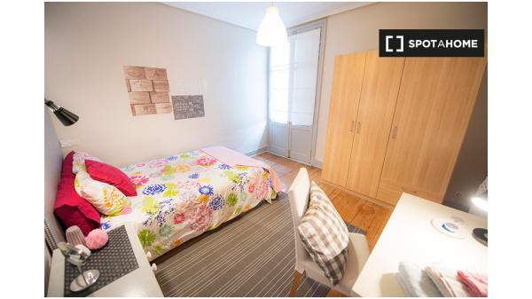 Chambre spacieuse dans un appartement partagé à Casco Viejo, Bilbao