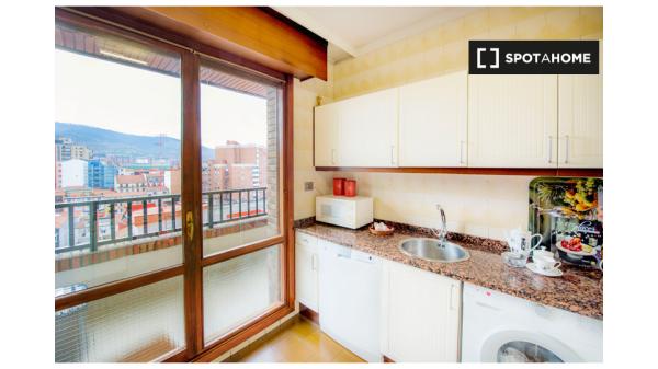 Habitación privada en apartamento de 5 dormitorios en Begoña, Bilbao