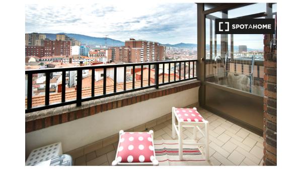 Habitación privada en apartamento de 5 dormitorios en Begoña, Bilbao