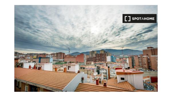 Chambre privée dans un appartement de 5 chambres à Begoña, Bilbao