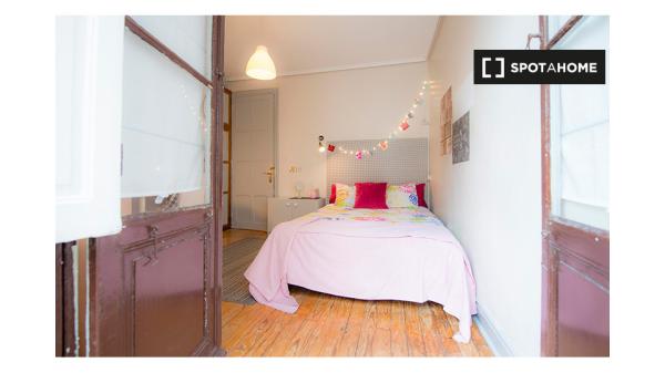 Chambre spacieuse dans un appartement partagé à Casco Viejo, Bilbao