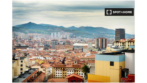 Chambre privée dans un appartement de 5 chambres à Begoña, Bilbao