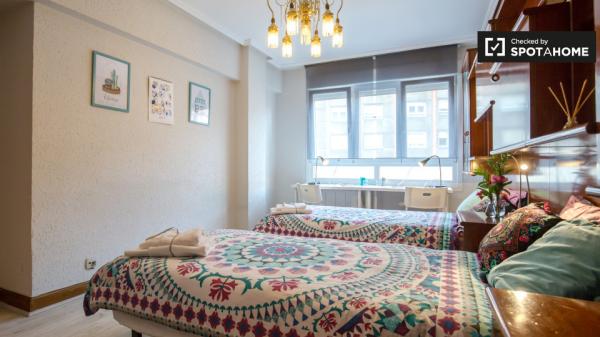 Habitación soleada en apartamento de 3 dormitorios en Uribarri, Bilbao