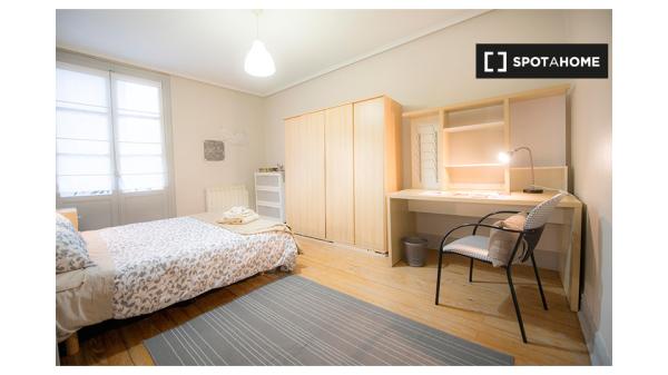 Chambre spacieuse dans un appartement partagé à Casco Viejo, Bilbao