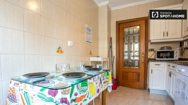 Sunny room in 3-bedroom apartment in Uribarri, Bilbao