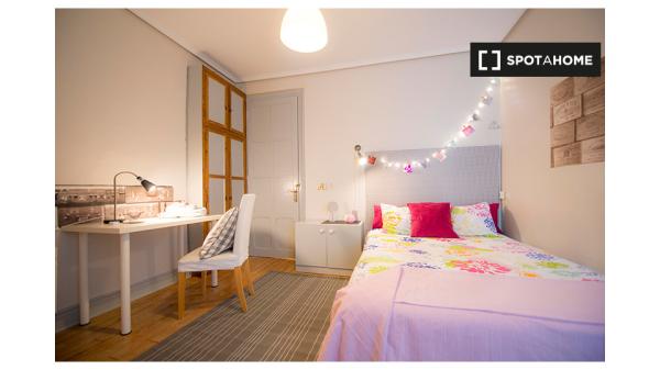 Chambre spacieuse dans un appartement partagé à Casco Viejo, Bilbao