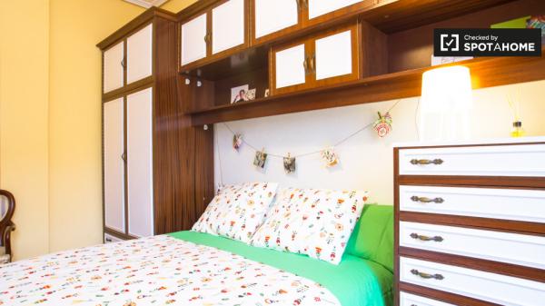 Tidy room in 3-bedroom apartment in Rekalde, Bilbao