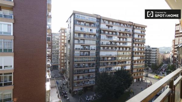 Habitación amueblada en apartamento de 3 dormitorios en Begoña, Bilbao